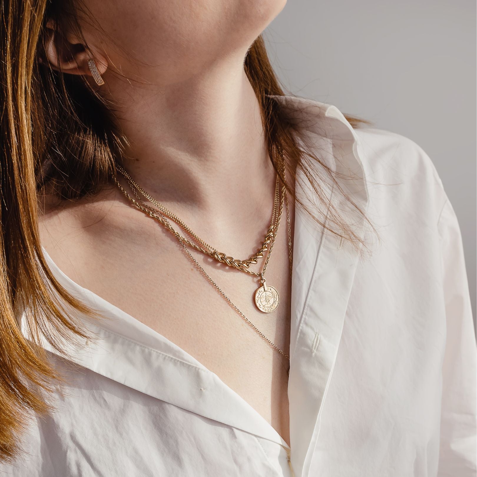Strahlender Glanz: Unsere Tipps zum Styling von Goldschmuck
