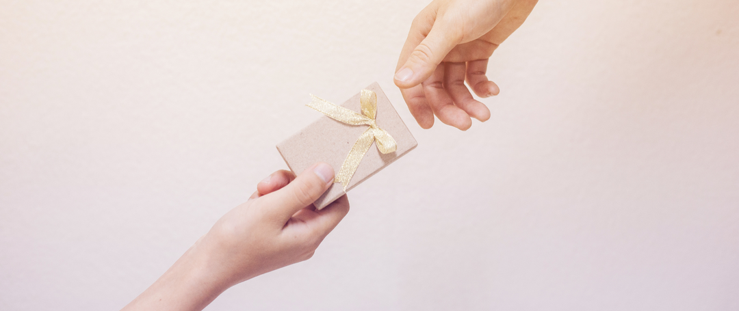 Ein Geschenk überreichen
