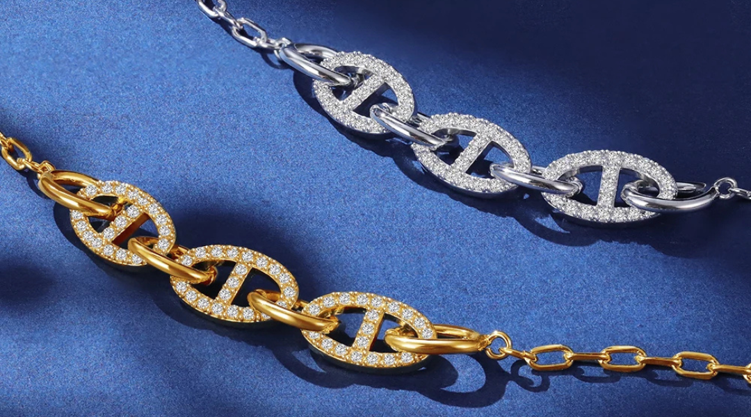 Zwei hochwertige Schmuckstücke nebeneinander – Gold- und Silberschmuck von Elbschein